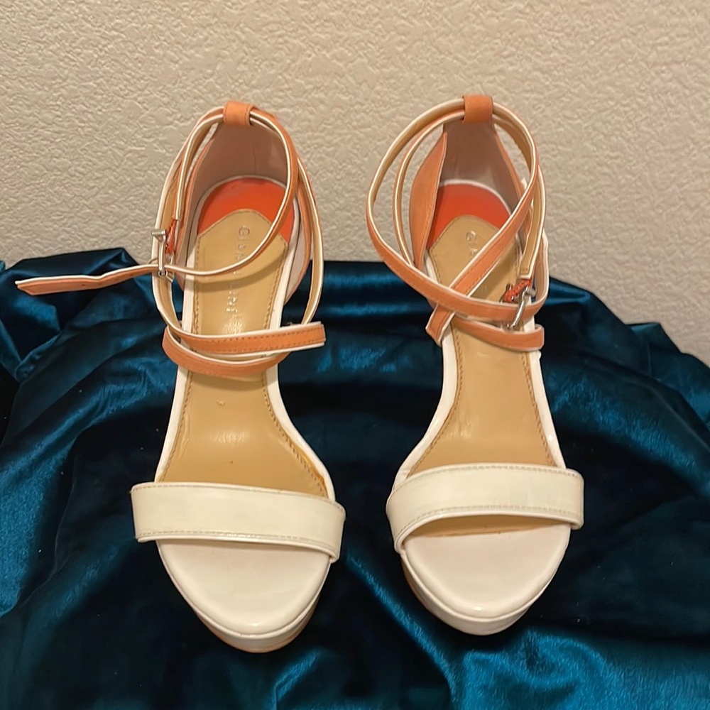 Size 9 Gianni Bini white and coral heels